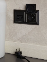 Розетка BRITE РСбш10-3-БрЧ 16А IP20 с заземл. защ. шторки с крышкой черн. IEK BR-R16-16-K02 BR-R16-16-K02