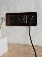 Розетка BRITE РЮш10-1-БрТБ 16А с USB A+A 2.1А с заземл. защ. шторки темн. бронза IEK BR-R14-16-U21-D21-K45 BR-R14-16-U21-D21-K45