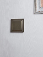 Выключатель перекрестный 1-кл. СП BRITE 10А ВС10-1-3-БрБ шампань IEK BR-V13-0-10-K37 BR-V13-0-10-K37