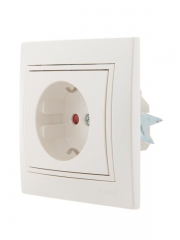 Розетка 1-м СП Mira 16А IP20 с заземл. защ. шторки со вставкой керамика жемчуж./бел. перламутр. LEZARD 701-3030-124 701-3030-124