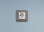 Розетка 1-м СП Etika 16А IP31 250В 2P+E с заземл. защ. шторки немецк. стандарт винт. клеммы механизм бел. Leg 672222 672222