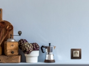 Розетка 1-м СП Etika 16А IP31 250В 2P+E с заземл. защ. шторки немецк. стандарт винт. клеммы механизм сл. кость Leg 672322 672322