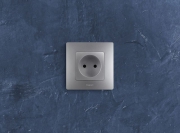 Розетка 1-м СП Etika 16А IP31 250В 2P без заземл. защ. шторки немецк. стандарт винт. клеммы механизм алюм. Leg 672434 672434