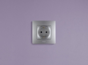 Розетка 1-м СП Etika 16А IP31 250В 2P+E с заземл. защ. шторки немецк. стандарт винт. клеммы механизм алюм. Leg 672422 672422