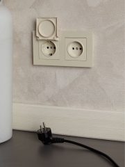 Розетка BRITE РСбш10-3-БрКр 16А IP20 с заземл. защ. шторки с крышкой беж. IEK BR-R16-16-K10 BR-R16-16-K10