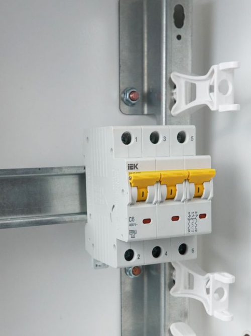 Выключатель автоматический модульный 3п C 6А 6кА ВА47-60M IEK MVA31-3-006-C MVA31-3-006-C