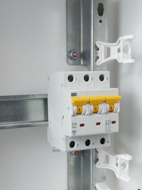 Выключатель автоматический модульный 3п C 16А 6кА ВА47-60M IEK MVA31-3-016-C MVA31-3-016-C