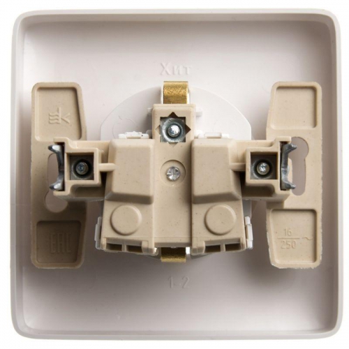 Розетка 1-м СП 1мод. Хит 16А IP20 250В с заземл. защ. шторки бел. SE RS16-136-B RS16-136-B