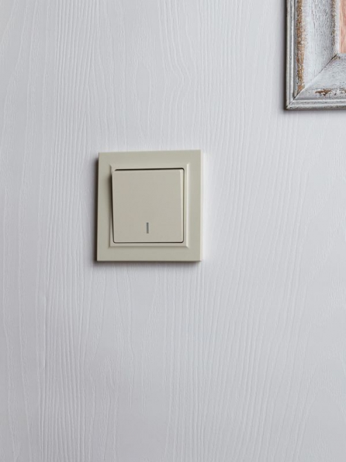 Выключатель 1-кл. СП BRITE ВС10-1-1-БрКр 10А с инд. беж. IEK BR-V10-1-10-K10 BR-V10-1-10-K10