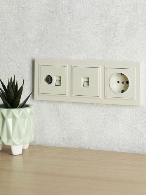 Рамка 3-м BRITE РУ-3-БрКр беж. IEK BR-M32-K10 BR-M32-K10