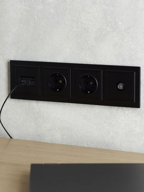 Рамка 4-м BRITE РУ-4-БрЧ черн. IEK BR-M42-K02 BR-M42-K02