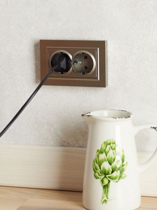 Розетка 2-м СП BRITE РСш12-3-БрШ 16А в сборе с заземл. защ. шторки шампань IEK BR-R24-16-K37-F BR-R24-16-K37-F