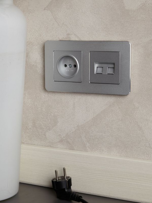 Розетка BRITE РС10-1-0-БрА 10А без заземл. без защ. шторок алюм. IEK BR-R10-10-K47 BR-R10-10-K47