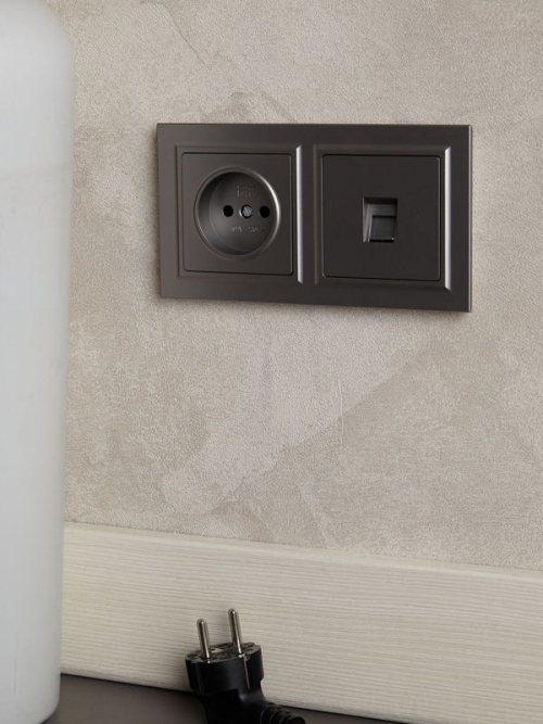 Розетка 1-м СП BRITE РС10-1-0-БрС 10А без заземл. без защ. шторок сталь IEK BR-R10-10-K46 BR-R10-10-K46