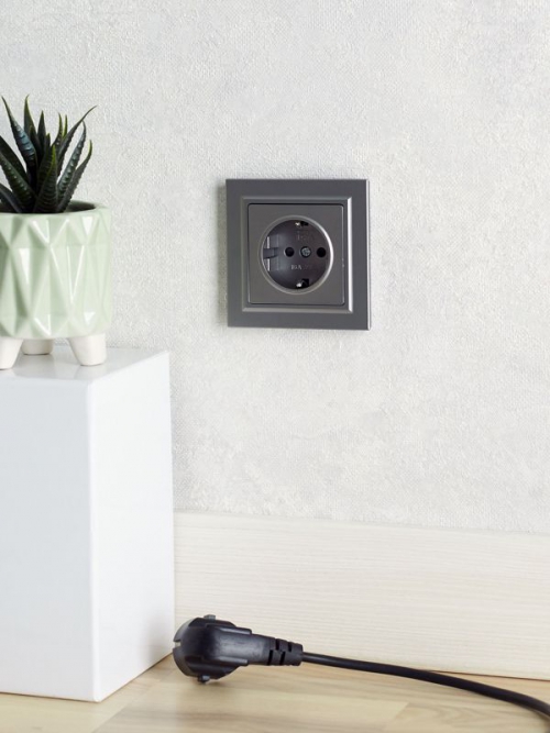 Розетка 1-м СП BRITE РС14-1-0-БрС 16А с заземл. защ. шторки сталь IEK BR-R14-16-K46 BR-R14-16-K46