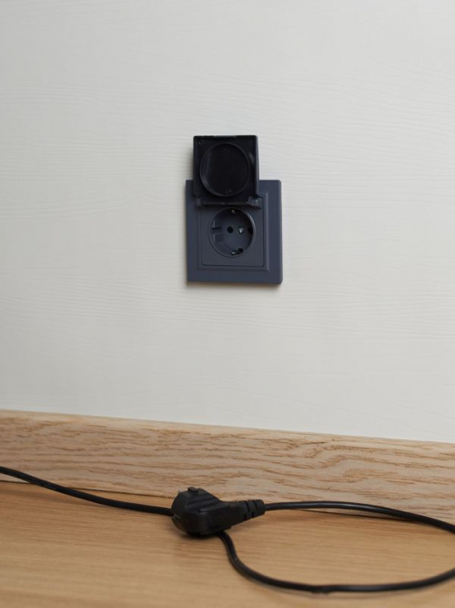 Розетка BRITE РСбш10-3-БрМ 16А IP20 с заземл. защ. шторки с крышкой маренго IEK BR-R16-16-K35 BR-R16-16-K35