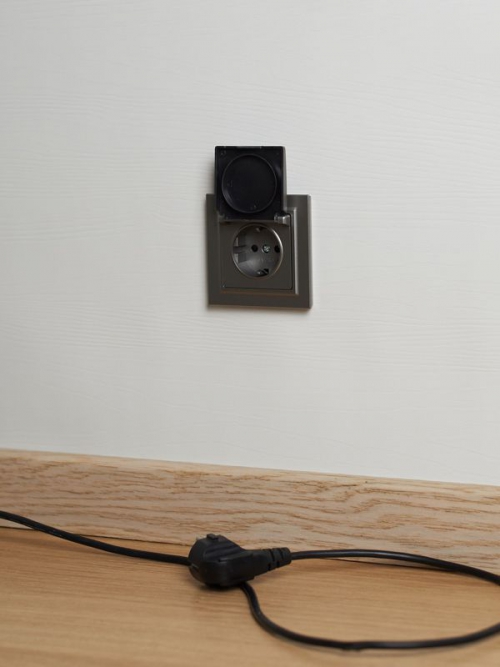 Розетка BRITE РСбш10-3-БрС 16А IP20 с заземл. защ. шторки с крышкой сталь IEK BR-R16-16-K46 BR-R16-16-K46