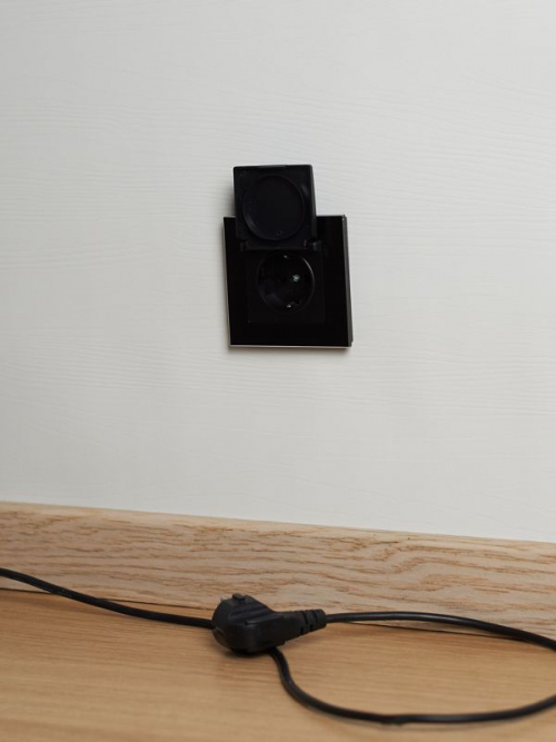 Розетка BRITE РСбш10-3-44-БрЧ 16А IP44 с заземл. защ. шторки с крышкой черн. IEK BR-R16-16-44-K02 BR-R16-16-44-K02