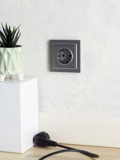 Розетка 1-м СП BRITE РС11-1-0-БрС 16А с заземл. без защ. шторки сталь IEK BR-R11-16-K46 BR-R11-16-K46