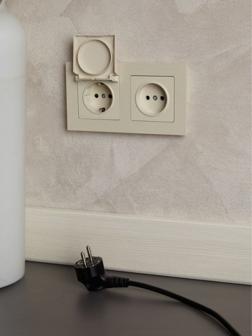 Розетка BRITE РСбш10-3-БрКр 16А IP20 с заземл. защ. шторки с крышкой беж. IEK BR-R16-16-K10 BR-R16-16-K10