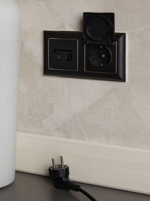 Розетка BRITE РСбш10-3-БрЧ 16А IP20 с заземл. защ. шторки с крышкой черн. IEK BR-R16-16-K02 BR-R16-16-K02