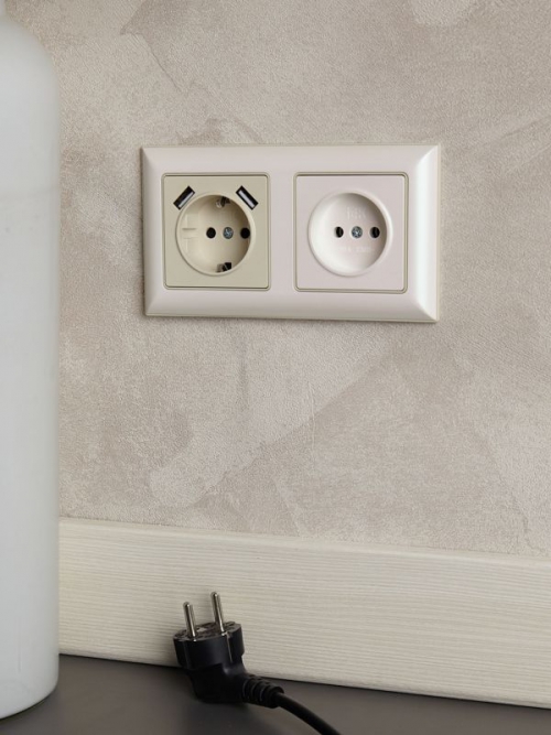 Розетка BRITE РЮш10-2-БрКр 16А с USB A+A 3.1А с заземл. защ. шторки беж. IEK BR-R14-16-U21-D31-K10 BR-R14-16-U21-D31-K10