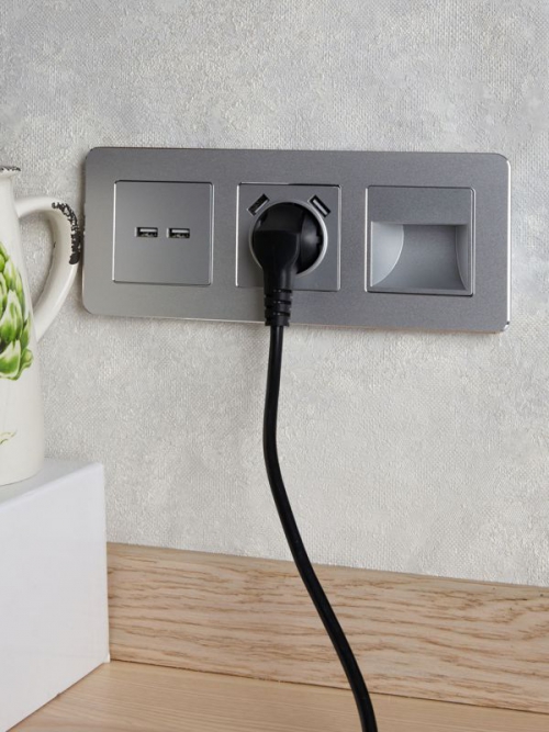 Розетка BRITE РЮш10-1-БрА 16А с USB A+A 2.1А с заземл. защ. шторки алюм. IEK BR-R14-16-U21-D21-K47 BR-R14-16-U21-D21-K47