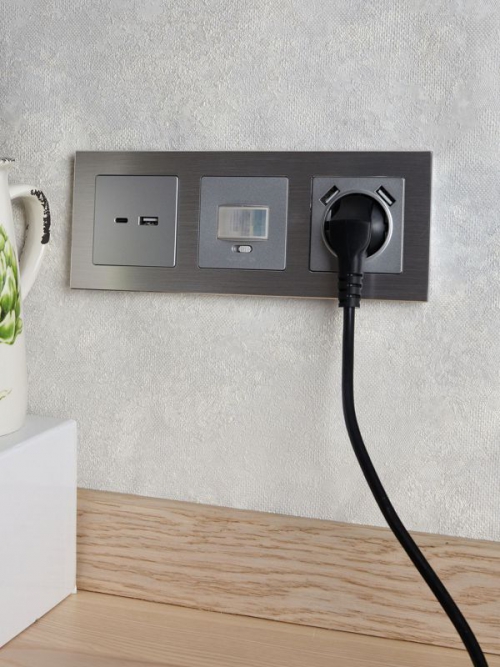 Рамка 3-м BRITE РУ-3-1-БрА металл алюм. IEK BR-M32-M-K47 BR-M32-M-K47