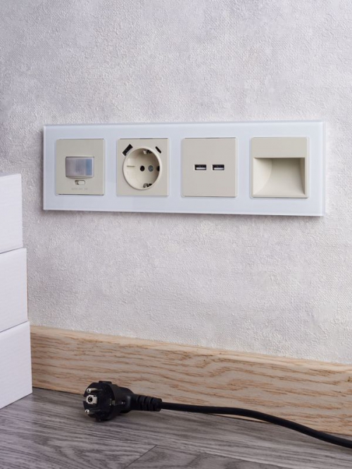 Рамка 4-м BRITE РУ-4-2-БрБ стекло бел. IEK BR-M42-G-K01 BR-M42-G-K01