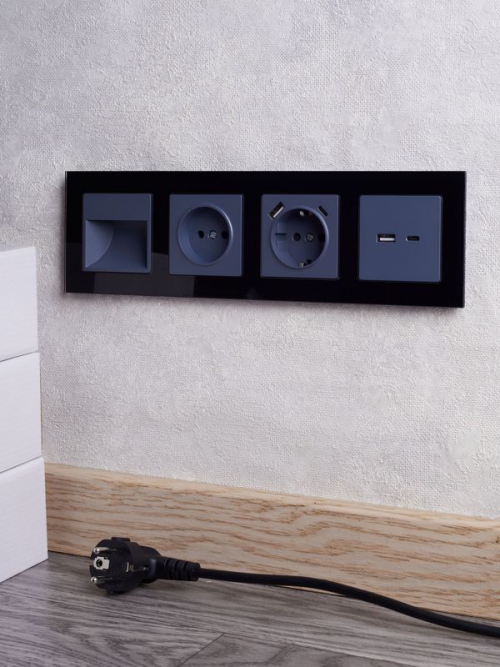 Рамка 4-м BRITE РУ-4-2-БрЧ стекло черн. IEK BR-M42-G-K02 BR-M42-G-K02