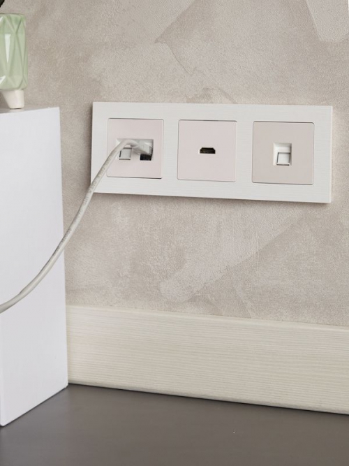 Рамка 3-м BRITE РУ-3-Бр бел. рифленый IEK BR-M32-51-K01 BR-M32-51-K01