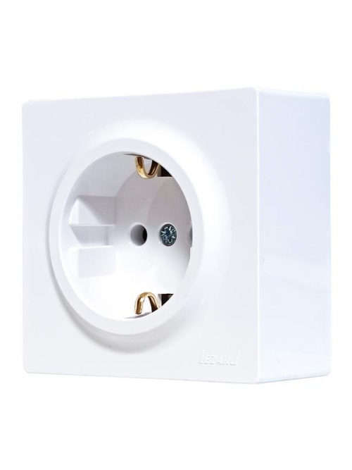 Розетка 1-м ОП LETO с заземл. ПБТ бел. LEZARD 752-0200-122B 752-0200-122B
