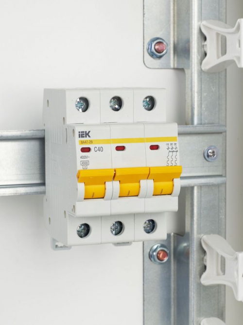 Выключатель автоматический модульный 3п C 40А 4.5кА ВА47-29 ИЭК MVA20-3-040-C MVA20-3-040-C