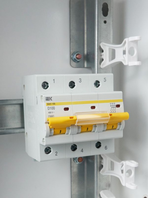 Выключатель автоматический модульный 3п D 100А 10кА ВА47-100 ИЭК MVA40-3-100-D MVA40-3-100-D