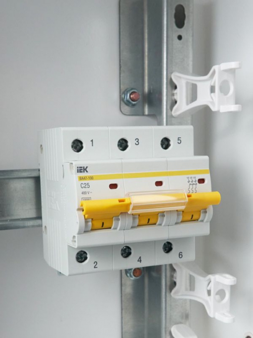 Выключатель автоматический модульный 3п C 25А 10кА ВА47-100 ИЭК MVA40-3-025-C MVA40-3-025-C