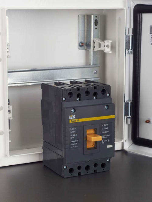 Выключатель автоматический 3п 250А 35кА ВА 88-35 ИЭК SVA30-3-0250 SVA30-3-0250