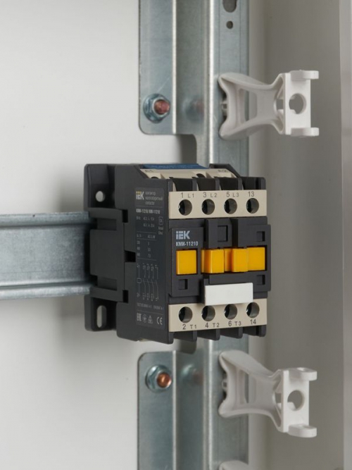 Контактор КМИ-11210 12А 220В IEK KKM11-012-230-10 KKM11-012-230-10