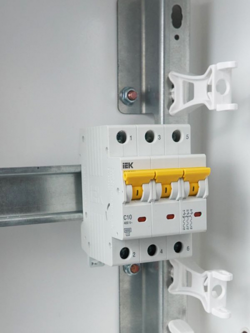 Выключатель автоматический модульный 3п C 10А 6кА ВА47-60M IEK MVA31-3-010-C MVA31-3-010-C