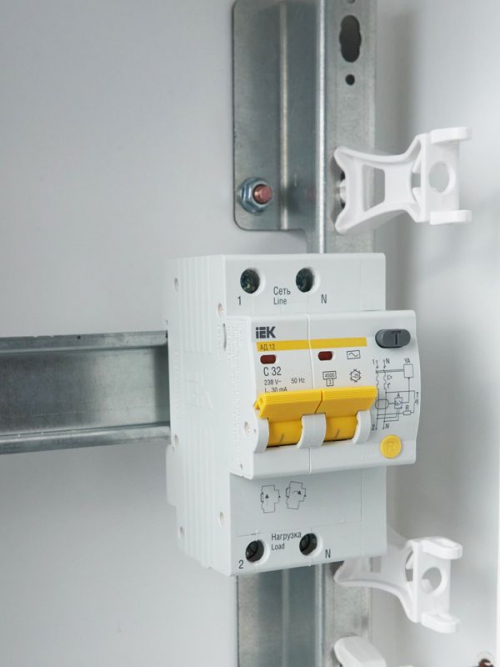 Выключатель авт. дифф. тока 2п C 32А 30мА тип AC 4.5кА АД-12 3.5мод. IEK MAD10-2-032-C-030 MAD10-2-032-C-030