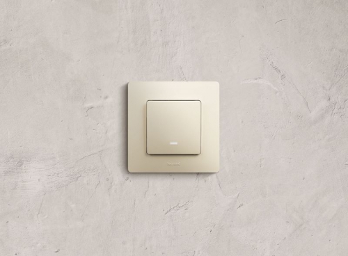 Выключатель 1-кл. СП Etika 10А IP20 250В 10AX с подсветкой/индикацией безвинт. зажимы механизм сл. кость Leg 672303 672303