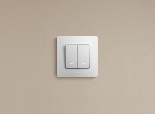 Выключатель 2-кл. СП Etika 10А IP20 250В 10AX с подсветкой/индикацией безвинт. зажимы механизм бел. Leg 672204 672204