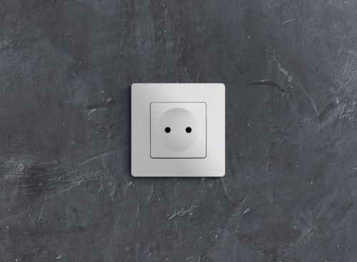 Розетка 1-м СП Etika 16А IP20 250В 2P без заземл. немецк. стандарт винт. клеммы механизм бел. Leg 672220 672220