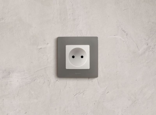 Розетка 1-м СП Etika 16А IP20 250В 2P без заземл. немецк. стандарт винт. клеммы механизм бел. Leg 672220 672220