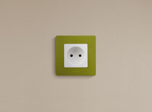 Розетка 1-м СП Etika 16А IP20 250В 2P без заземл. немецк. стандарт винт. клеммы механизм бел. Leg 672220 672220