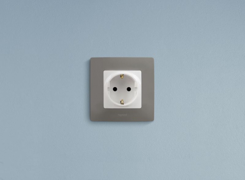 Розетка 1-м СП Etika 16А IP31 250В 2P+E с заземл. защ. шторки немецк. стандарт винт. клеммы механизм бел. Leg 672222 672222