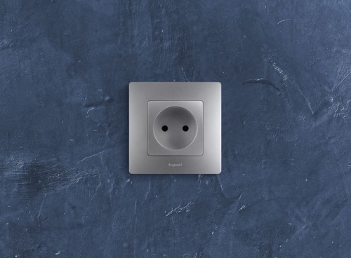 Розетка 1-м СП Etika 16А IP31 250В 2P без заземл. защ. шторки немецк. стандарт винт. клеммы механизм алюм. Leg 672434 672434