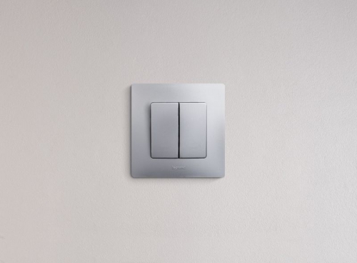 Выключатель 2-кл. СП Etika 10А IP20 250В 10AX авт. зажимы механизм алюм. Leg 672402 672402