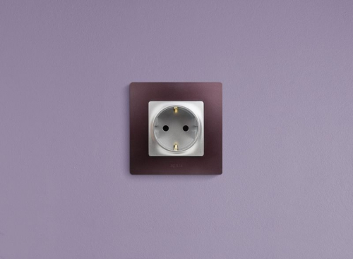 Розетка 1-м СП Etika 16А IP31 250В 2P+E с заземл. защ. шторки немецк. стандарт винт. клеммы механизм алюм. Leg 672422 672422