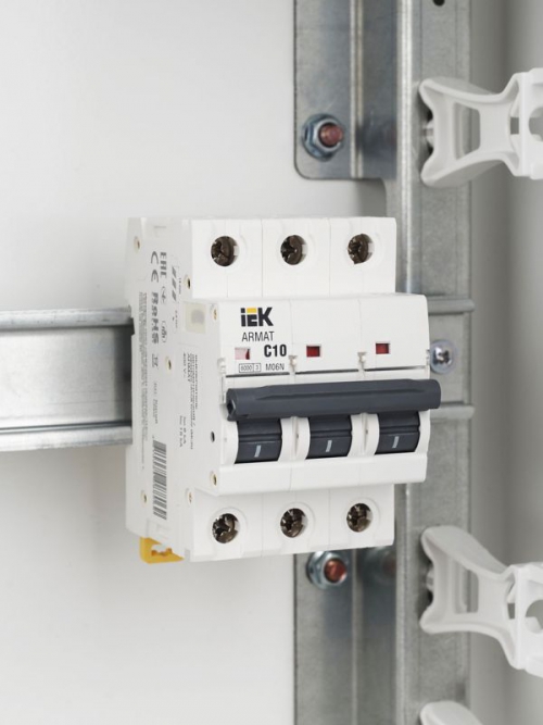 Выключатель автоматический 3п C 10А M06N ARMAT IEK AR-M06N-3-C010 AR-M06N-3-C010