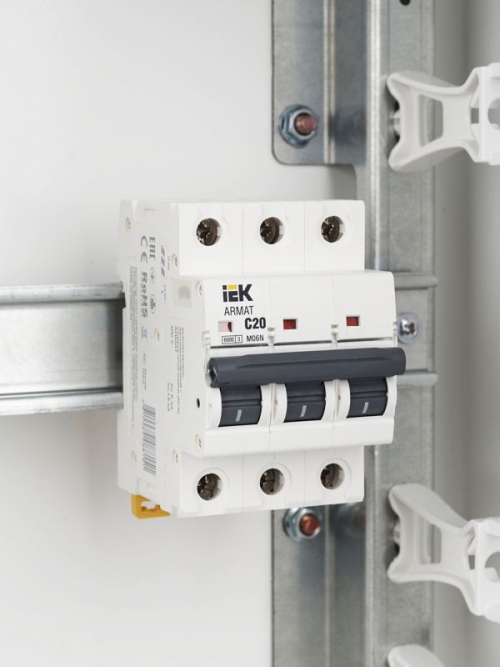 Выключатель автоматический 3п C 20А M06N ARMAT IEK AR-M06N-3-C020 AR-M06N-3-C020